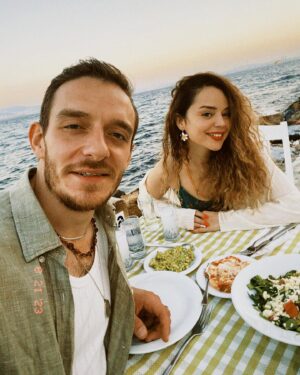 Pelin Ermiş Instagram - Birlikte aynı yöne bakarken, 
durup durup seviyorum seni. 
Bizi seviyorum. 
Kendiliğinden…
İçimdeki sese aykırı düşemem ki. 
İyi ki doğdun, bu an’ların nicelerine sevgili ❤️🎉🎊
Evrene, bize, bire 🩵 @pelinermis 🎂🧿