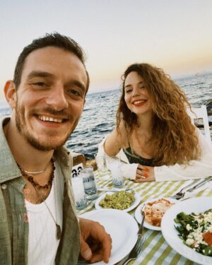 Pelin Ermiş Instagram - Birlikte aynı yöne bakarken, 
durup durup seviyorum seni. 
Bizi seviyorum. 
Kendiliğinden…
İçimdeki sese aykırı düşemem ki. 
İyi ki doğdun, bu an’ların nicelerine sevgili ❤️🎉🎊
Evrene, bize, bire 🩵 @pelinermis 🎂🧿