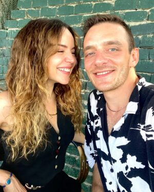 Pelin Ermiş Instagram - Birlikte aynı yöne bakarken, 
durup durup seviyorum seni. 
Bizi seviyorum. 
Kendiliğinden…
İçimdeki sese aykırı düşemem ki. 
İyi ki doğdun, bu an’ların nicelerine sevgili ❤️🎉🎊
Evrene, bize, bire 🩵 @pelinermis 🎂🧿