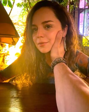 Pelin Ermiş Instagram - Birlikte aynı yöne bakarken, 
durup durup seviyorum seni. 
Bizi seviyorum. 
Kendiliğinden…
İçimdeki sese aykırı düşemem ki. 
İyi ki doğdun, bu an’ların nicelerine sevgili ❤️🎉🎊
Evrene, bize, bire 🩵 @pelinermis 🎂🧿