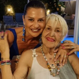 Pelin Körmükçü Instagram - Başımın tacı,hayat enerjim,yanımdan eksik olma canım annem🙏yeni yaşın kutlu olsun🎂🧿🌺❤️seni çok ama çok seviyorum aynurum❤️annem❤️❤️❤️❤️❤️❤️❤️🌺🌹🌷