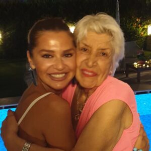Pelin Körmükçü Instagram - Başımın tacı,hayat enerjim,yanımdan eksik olma canım annem🙏yeni yaşın kutlu olsun🎂🧿🌺❤️seni çok ama çok seviyorum aynurum❤️annem❤️❤️❤️❤️❤️❤️❤️🌺🌹🌷