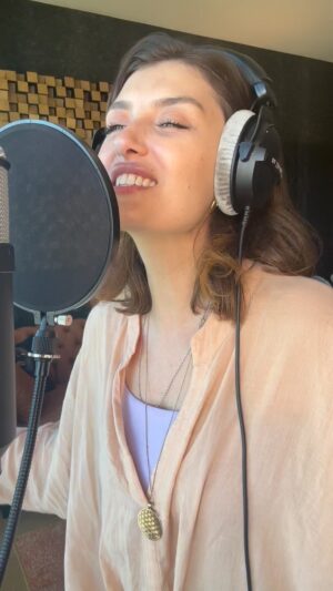 Pelin Orhuner Instagram - Dönence dizisinin jenerik şarkısını hem yazdım hem söyledim. 😱 “Hoşgeldin” Dönence.

@kanald 
@donencekanald 
@jingletv
@batufiratt 

Söz-Müzik: Pelin Orhuner
Düzenleme: Batuhan Fırat

#dönence
#dönencedizi