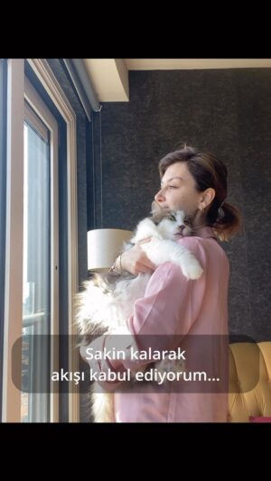 Pelin Orhuner Instagram - LEYLA İLE AŞK DOLU SABAH RUTİNLERİ !🤍🥲🫶🏻

İnstagramda karşımıza çıkan binlerce reels videolarının ardında gerçekten neler oluyor acaba? 😅 🤔 

#dailyroutine 
#morningmotivation 
#motivationspeech 
#sabahrutini
#motivaston 
#motivasyonkonuşmaları
#kedi 
#leyla
#pelinorhuner
#leylaileaşkdolusabahrutinleri
#jingletv
#catlover
