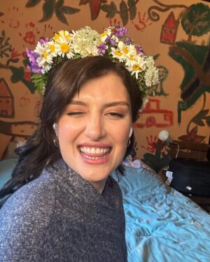 Pelin Orhuner Instagram - Hey gidiiiii Karadenuuuuuuuz!😊🦜🌸🌧️🌤️

#sağsalimölüyadadiri 🎬