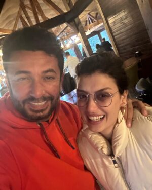 Pelin Orhuner Instagram - Hey gidiiiii Karadenuuuuuuuz!😊🦜🌸🌧️🌤️

#sağsalimölüyadadiri 🎬