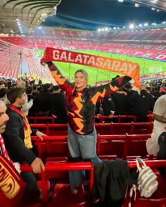 Pelin Öztekin Instagram - Mağlup olduğum deplasman yok! 🦁🧿 İyi ki GaLaTaSaRaY’lıyım.. 💛♥️ Sırada önce Antalya sonra Münih 😉