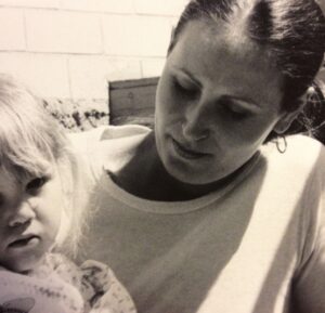 Pénélope McQuade Instagram - Ma mère nous a quitté.es hier, de la façon dont elle me l’avait demandé enfant et selon ses termes, en toute liberté. La liberté est ce qu’elle m’a léguée de plus grand avec son amour. France est maintenant en paix. À nous de trouver la nôtre dans ces moments difficiles. Pour l’instant, le silence est ma demeure. Je vous communiquerai les détails au moment opportun.