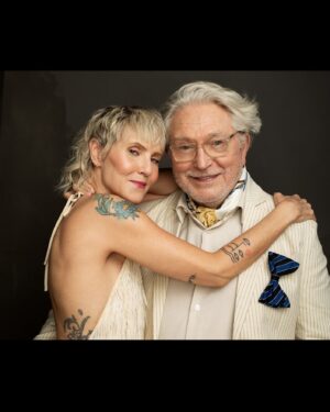 Pénélope McQuade Instagram - Dans la lutte contre le cancer de la prostate, mon père @winston_mcquade m’a tout appris. Pas seulement sur la maladie et les traitements, mais sur les émotions. Les siennes, les miennes, celles des familles ravagées comme celles des allié.es des survivants. Comme c’est aujourd’hui que débute la 10e édition de la campagne #Noeudvembre au profit de @PROCUREQC je tiens à réitérer haut et fort mon soutien aux hommes atteints de la maladie. Si voulez aussi afficher votre solidarité, procurez-vous noeud papillon et mouchoir de poche édition 2023 ou une collection chaussettes sur boutique.procure.ca. Tous les fonds amassés durant cette campagne sont investis dans des projets de recherche innovateurs sur la maladie, ici même au Québec.  La formidable équipe de la campagne de Procure :
Photographe @andreanne_gauthier
Assistante photo : Vanessa Brossard
Styliste @m_styliste
CCM @ameliebruneaulongpre
Robe @maisonlprn