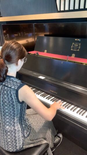 Pénélope McQuade Instagram - Elisabeth Kryvonis, qui a trouvé refuge au Québec en raison de la guerre en Ukraine, est une pianiste… hors pair! 🔥♥️
Nous l’avions reçue avec sa maman en février, et l’étudiante nous raconte également comment ça se passe pour elle ici.