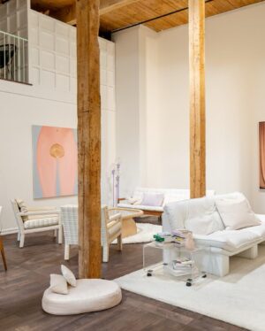 Pénélope McQuade Instagram - Les crédits sont nombreux parce que les gens talentueux ont été nombreux design la sublimissime :  @renardflare 📷 : @spg3 objets principaux et délicieux : @lapompadour.mtl table céramique : @_piedcarre  art sur les murs : les fabuleuses @maudearsenault @laurencephilomene @sarahbosborne autres objets plein de joliesse : @jco.decovintage shout out Marketplace, sans toi tout ceci n’aurait (presque pas) pu exister. Je voudrais aussi remercier Momo de me laisser habiter chez lui.