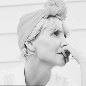 Pénélope McQuade Instagram - Je n’ai jamais adhéré à cette idée selon laquelle la femme est une louve pour la femme. Ce cliché qui s’installe dès l’enfance selon lequel la jalousie et l’envie s’immiscent entre mes sœurs quand elles s’unissent. Ce qui les désuniraient finalement. Vrai que l’idée de la solidarité féminine est subversive et dangereuse. À détruire à tout prix.  Je n’ai jamais cru à cette notion de louve contre louve. Mais celle de la meute, celle-là, j’y adhère viscéralement. Même si je n’ai pas toujours senti mes sœurs à mes côtés, occupées qu’elles étaient à mener leurs combats, je les ai toujours senties prêtes à se rameuter, à me défendre ou à se protéger dans mon flanc, quand leur force vacillait. La force de la meute est puissante, douce, apaisante, accueillante, mortelle. En ce moment,  elle fait des victimes la meute. Et tombent les bourreaux. Et s’écroule la forteresse des prédateurs.  Mes sœurs, vous êtes  fortes et sans vous, je ne saurais où puiser ma résistance et la détermination. Je vous en suis éternellement reconnaissante et vous offre en retour ma présence et mon appui indéfectibles.Merci  @maximroy @inestalbi @louna_pouliot21 @clem_abou @misssushialamaison @christine.pouliot de m’avoir inclus dans votre cercle de femmes fortes #défiaccepté #challengeaccepted #solidaritéféminine Maintenant à votre tour @maryhellyeah @myriamfehmiu @_manaldrissi @nkanapeut @carlabeauvais @gayance @xioranne @jazzyann17 @shelby.bj @vanessabell.dehors @v_grenier @marilougarou @coeurdartacho @msaganash @keithyantoine 💪🏿💪🏽💪🏻 📷 @emihebert