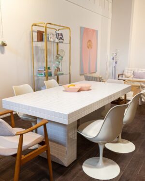 Pénélope McQuade Instagram - Les crédits sont nombreux parce que les gens talentueux ont été nombreux design la sublimissime :  @renardflare 📷 : @spg3 objets principaux et délicieux : @lapompadour.mtl table céramique : @_piedcarre  art sur les murs : les fabuleuses @maudearsenault @laurencephilomene @sarahbosborne autres objets plein de joliesse : @jco.decovintage shout out Marketplace, sans toi tout ceci n’aurait (presque pas) pu exister. Je voudrais aussi remercier Momo de me laisser habiter chez lui.