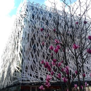 Pénélope McQuade Instagram - Et l’architecture... 👌🏼Édifice Manny (oui oui, comme dans L’Ère de glace, les Nantais.es ont beaucoup d’humour). #nantes #laligneverte #lvan