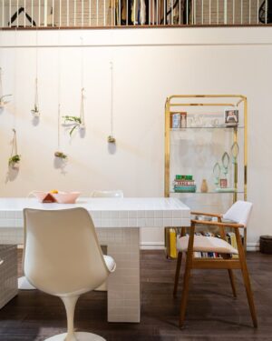 Pénélope McQuade Instagram - Les crédits sont nombreux parce que les gens talentueux ont été nombreux design la sublimissime :  @renardflare 📷 : @spg3 objets principaux et délicieux : @lapompadour.mtl table céramique : @_piedcarre  art sur les murs : les fabuleuses @maudearsenault @laurencephilomene @sarahbosborne autres objets plein de joliesse : @jco.decovintage shout out Marketplace, sans toi tout ceci n’aurait (presque pas) pu exister. Je voudrais aussi remercier Momo de me laisser habiter chez lui.