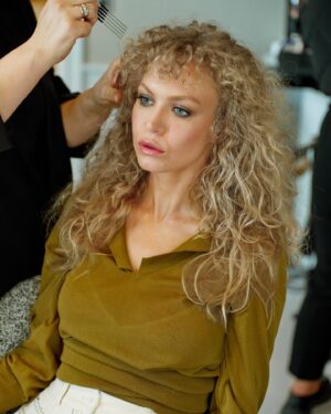 Penelope Mitchell Instagram - Thank you @vogueaustralia for getting ready with me @dior @festivaldecannes 🇦🇺🇫🇷 !! 

@diorbeauty 
@cartier 
@benoit_ponsaille