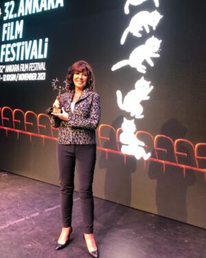 Perihan Savaş Instagram - 32. Ankara Film Festivali Aziz Nesin Emek Ödülü’nü aldım. Gurur duydum, çok teşekkür ederim 🤗😇🤩 @ankarauff @yavasmansur