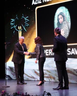 Perihan Savaş Instagram - 32. Ankara Film Festivali Aziz Nesin Emek Ödülü’nü aldım. Gurur duydum, çok teşekkür ederim 🤗😇🤩 @ankarauff @yavasmansur