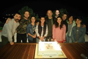 Perihan Savaş Instagram - 100.bölümümüzü kutladık iyiki çukur 👏👏🧿🎬 @iynemliarasbulut @snnztrk @boncukyilmaz @iremaltug @neocu @burakdakak__ @ece.yasar @haresurel @onererkanresmi @erkankeka oradaydın 🤔😳😂
