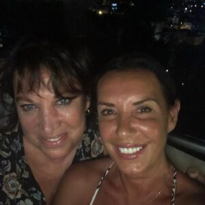 Perihan Savaş Instagram - 5 yaşında başlayan bir dostluk ve kardeşlik bizim hikayemiz…60 yıl hiç ayrılmadık birlikte ağladık,birlikte güldük acılara birlikte göğüs gerdik..iyikiii hayatımdasın oya’m🙏🥰💜💜💖 @oya.basar