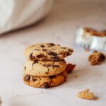 Perla Montemayor Instagram - Es súper común abrir alguno de mis dms y leer esta pregunta… ¿porque se me antoja tanto el chocolate cuando me va a bajar o me está bajando? ¿Como le haces para controlar los antojos en esos días? Hay varias razones, platiquémoslo. 1️⃣ Porque las fluctuaciones hormonales aumentan el apetito: durante el spm hay un par de hormonas importantes: los estrógenos y la progesterona. Por un lado, nos baja la producción de estrógenos, y por otro, sube la progesterona. Esta última es la responsable de que aumente el apetito durante estos días. 2️⃣Porque durante la premenstruación tenemos cambios de humor: los cambios de humor (tristeza, ataques de ira o enfado, etc) son una realidad estos días. El chocolate estimula la producción de serotonina, uno de los neurotransmisores que generan sensación de felicidad. El cuerpo intenta compensar estos cambios comiendo 🍫 3️⃣Porque sentimos sensación de fatiga: el magnesio que contiene el chocolate, ayuda a reducir la sensación de cansancio. 4️⃣Porque nos bajan los niveles de azúcar en sangre: los niveles de azúcar en sangre los regula la insulina, en la menstruación suelen bajar porque disminuye la sensibilidad celular a la acción de esta. Ósea, nos cuesta más regular la cantidad de glucosa, y es normal que se activen los mecanismos del apetito. Pero, como siempre hay algunas formas de coautor estos alimentos de una manera más saludable sobre todo en esos días, o incluso en momentos del día donde queremos darnos ese permisito de disfrutar el balance de la vida 🤤 Encuentra esta opción más saludable y súper deliciosa, llena de proteína que seguirá acercándote a tu meta en www.perlamont.com
