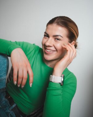 Pernilla Böckerman Instagram - Oikein mukavaa ja rauhallista pääsiäistä sinne kaikille 💚

Upeat kevätkynnet loihti @polished_by_monika ✨ *kynnet saatu