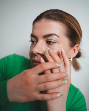 Pernilla Böckerman Instagram - Oikein mukavaa ja rauhallista pääsiäistä sinne kaikille 💚

Upeat kevätkynnet loihti @polished_by_monika ✨ *kynnet saatu