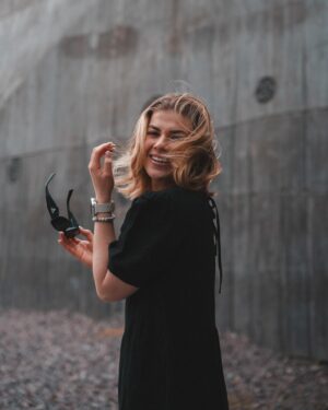 Pernilla Böckerman Instagram - Treenivaatteet on niin mun juttu, mutta sydämeni sykkii mekoille ja ihanille asusteille myös 💕🌸