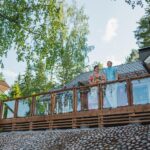 Pernilla Böckerman Instagram - Huvila ja Huussi tänään kello 20 Nelosella 🏡❤️ Ohjelman lopputulos oli uskomaton ja juuri meidän näköisemme. Nyt meillä on täydellinen paikka luoda yhteisiä muistoja ystävien ja perheen kanssa! Kuvat @marikasaikkonen