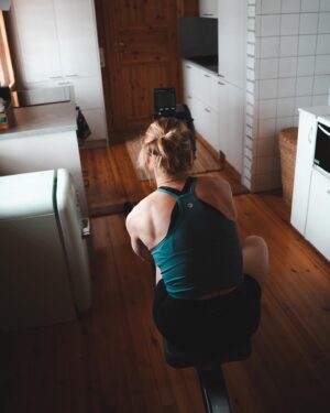 Pernilla Böckerman Instagram - En tiedä mikä siinä on, mutta tämä on kyllä erittäin hienoa hommaa 🚣🏼‍♀️🤝🏻 Onneksi pääsen pian pois täältä keittiöstä, kun kesä tulee ja laite siirtyy ulos 🙌🏼
