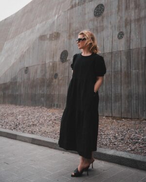Pernilla Böckerman Instagram - Treenivaatteet on niin mun juttu, mutta sydämeni sykkii mekoille ja ihanille asusteille myös 💕🌸
