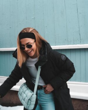 Pernilla Böckerman Instagram - Nauraminen on yksi lempipuuhistani 🩵⛅️
