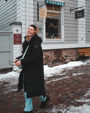 Pernilla Böckerman Instagram - Nauraminen on yksi lempipuuhistani 🩵⛅️