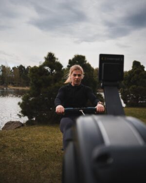 Pernilla Böckerman Instagram - Yksi asia kummittelee takaraivossa ja pahasti 🙌🏼 2021 vedin pari suomen ennätystä 500m sisäsoudussa. No se ei niinkään ärsytä, päinvastoin. Pointti on se, että jos olisin vetänyt nämä vedot MM-kisoissa olohuoneen sijaan olisin tällä hetkellä lajin maailmanmestari… 

Laji kiehtoo edelleen, mutta suorituksen jälkeinen fiilis ei 😄