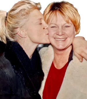 Peta Wilson Instagram - Happy Mother’s Day Mum grateful for another year ❤️❤️