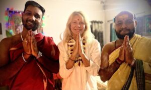 Peta Wilson Instagram - Full moon puja with the rajus pundits in Hyderabad ❤️🙏.