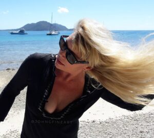 Peta Wilson Instagram - #longhairdontcare 😚thanks to my amazing #hairstylist @maxpinnellhair #hair #petawilson photo by my Johnny 📸 @johnnybeart