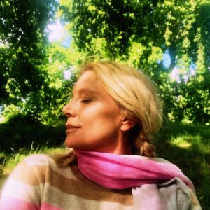 Peta Wilson Instagram - Summer. 
So pretty 
Much love to all today 
whoever / wherever you are ❤️