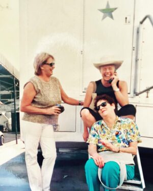 Peta Wilson Instagram - 🙋🏼‍♀️My mum is doing great. 🙏🏻👍🏻 Here’s a #throwback #imissmynana #petawilson Xo