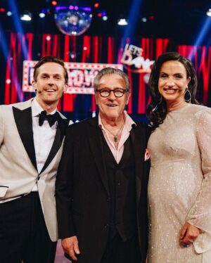 Petra Mede Instagram - Tommy Körberg! @tommy.korberg !Vad gjorde vi utan dig! Tack för att du förgyllde hela kvällen ✨✨✨✨
@tv4letsdance 
Och fina @markusgranseth och @ceciliaehrlingdanermark vilken fröjd att få ha delat dessa veckor med er. Vilken dansglädje i ordets rätta bemärkelse. Och gårdagens dans var så sublim och ett värdigt avslut på er underbara ”let’s dance-resa”.
❤️

Men som vanligt, alla glömmer lilla mig och min alltid lika lyckade look:

Klänning: @zaminascillasdotter
Smycken: @lwljewelry 
Skor @sania.dmina @glammed.by.caroline 

Manus: @mickemartensson #FredrikBerger

Och så hela kören som tog stämmor igår. Samtidigt som ni råddade hela sändningen!
👏👏👏👏👏

Jesus Christ, var den här kvällen var stjärnspäckad. Knockad av @peterjoback och @ola_salo 
En av dem lovade mig en biljett till premiären. #jesuschristsuperstar ⛪️

Och sist men störst @thedavidlindgren 
Min beundran för dig är utan slut!
En sån enastående dansare, sångare och artist du är. Och dessutom en av de roligaste jag vet. ❤️❤️❤️