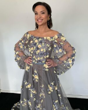 Petra Mede Instagram - Dansglädjen fortsätter vecka efter vecka tack vare underbara deltagare, dansare, jury, och ”produktionsmänskor” (känn er hopklumpade men lika älskade) ❤️
Styling @sarabiderman 
Smink @connybackstrom 
Hår @gustav.lagertrad 
Klänning @idalanto_couture 
Smycken @olelynggaardcopenhagen 
Naglar @fridaselkirk 
Stylistassistent @sarahhjanina
