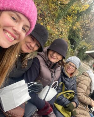 Petra Nesvačilová Instagram - Náš čas 🙏❤️🙏 drahé tety a já & mamka #familytime❤️ #switzerland 🎄🎁🌲✨🏔️✈️
