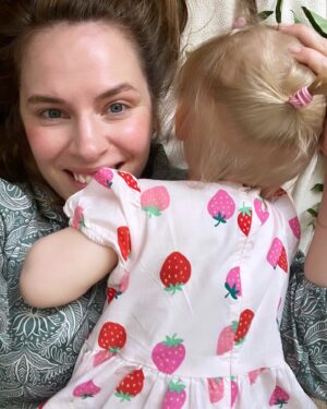 Petra Nesvačilová Instagram - Nám už léto začalo! ❤️ a nesmí chybět @lindexofficialkids který má to nejkrásnější, nejpraktičtější oblečení ze skvělých materiálů. A hlavně jejich letní novinky mají nejroztomilejší vzory, střihy a prostě všechno. 🏖️🏖️🏖️🩷 #lindexkids #lindexofficial