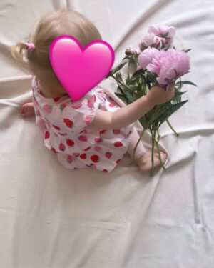 Petra Nesvačilová Instagram - Nám už léto začalo! ❤️ a nesmí chybět @lindexofficialkids který má to nejkrásnější, nejpraktičtější oblečení ze skvělých materiálů. A hlavně jejich letní novinky mají nejroztomilejší vzory, střihy a prostě všechno. 🏖️🏖️🏖️🩷 #lindexkids #lindexofficial