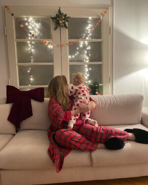 Petra Nesvačilová Instagram - První advent 💫 je kolem mých narozenin, v mém nejmilovanějším ročním období❄️❄️❄️ a je to jeden z nejhezčích časů, který si moc užívám. Už poslouchám koledy, zapaluji Františka, všude světýlka a jmelí. ❤️❤️❤️ a jsem všichni spolu. A ta moje malá milovaná holčička si nejvíce užívá světýlka.✨✨✨ tak krásný první advent 💋 #lindexkids @lindexofficialkids