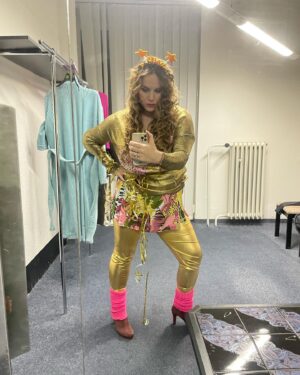 Petra Nesvačilová Instagram - Tak dneska to bude velký. S tím mým Holubem kdykoliv cokoliv je prostě 💘💘💘 děkuji božské @adela_gondikova za nápad, že budeme společně dnes na Silvestra na ČT1, my dorazíme z Osady před půlnocí✨✨✨ @richardgenzer byl perfektní jako vždy a Isteník také, tak se dívejte.)! Byl to skvělý rok moji milí. S mými největšími Lásečkami, co mám doma 🙏✨❤️🙏a děkuji celé rodině & přátelům. A i děkuji Vám, že tady semnou jste a fandíte a píšete a tak dále. A také děkuji všem kolegům a kolegyním atd. No prostě děkuji, jsem za to velmi vděčná✨ a krásný nový rok 🙏✨✨✨🙏