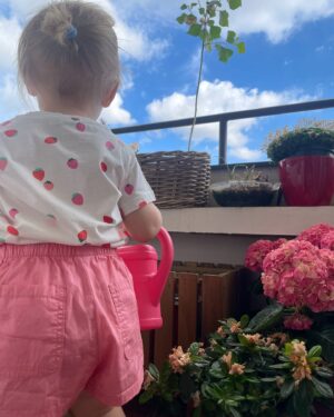 Petra Nesvačilová Instagram - Nám už léto začalo! ❤️ a nesmí chybět @lindexofficialkids který má to nejkrásnější, nejpraktičtější oblečení ze skvělých materiálů. A hlavně jejich letní novinky mají nejroztomilejší vzory, střihy a prostě všechno. 🏖️🏖️🏖️🩷 #lindexkids #lindexofficial
