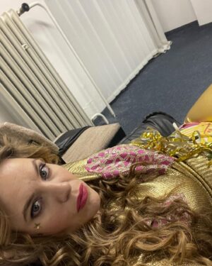 Petra Nesvačilová Instagram - Tak dneska to bude velký. S tím mým Holubem kdykoliv cokoliv je prostě 💘💘💘 děkuji božské @adela_gondikova za nápad, že budeme společně dnes na Silvestra na ČT1, my dorazíme z Osady před půlnocí✨✨✨ @richardgenzer byl perfektní jako vždy a Isteník také, tak se dívejte.)! Byl to skvělý rok moji milí. S mými největšími Lásečkami, co mám doma 🙏✨❤️🙏a děkuji celé rodině & přátelům. A i děkuji Vám, že tady semnou jste a fandíte a píšete a tak dále. A také děkuji všem kolegům a kolegyním atd. No prostě děkuji, jsem za to velmi vděčná✨ a krásný nový rok 🙏✨✨✨🙏