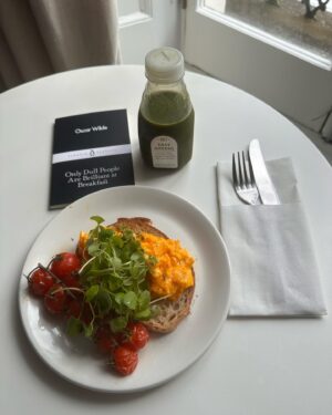 Phoebe Robinson Instagram - london wk 1 🇬🇧

1) cute af dress from @anthropologie and knock off cult gaia bag from Amazon 
2) buildings were giving crayola crayons primary colors 
3) nice lil run through kensington gardens 
4) room service breakfast with green juice from pret, so I stay regular
5) shoes
6) @nottinghillbookshop. one of my all-time fav movies. almost cried standing outside it. “only” bought 6 books and a coffee mug. lol
7) crepe. i just thot she looked beautiful working, so I snapped the pic 
8) new friend; delicious dessert (sticky toffee pudding with sweet potato ice cream)
9) “oppenheimer.” brilliant movie. perfectly acted. could watch cillian murphy’s face for hours. absolutely beautiful.
10) viva spice girls & gut health