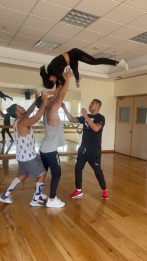 Pía Sanz Instagram - Niños no traten esto en casa…. Mi miedo está reflejado en el grito de el final… jeje #VuelaconPia 😝🤣😅

@moisesspenaloza @chuyrazoor @iamtonygarza